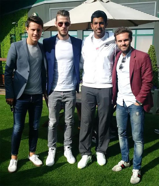 David De Gea poses with Man Utd team-mates at Wimbledon
