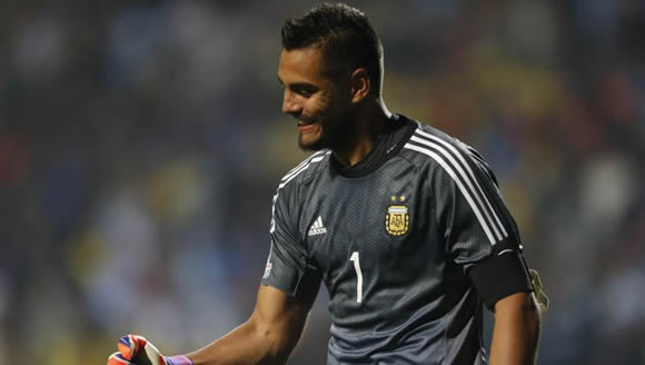 Sergio Romero ‘to have medical ahead of Manchester United transfer’
