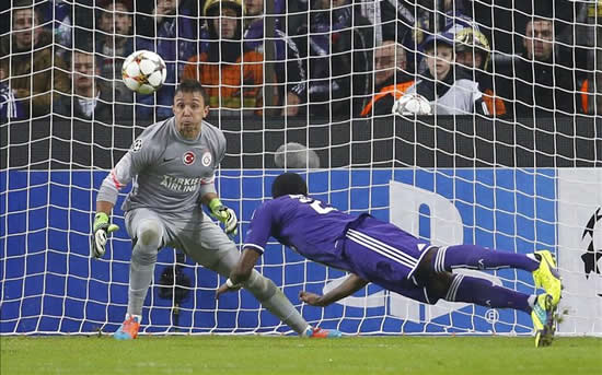 Manchester United launch bid to sign Fernando Muslera