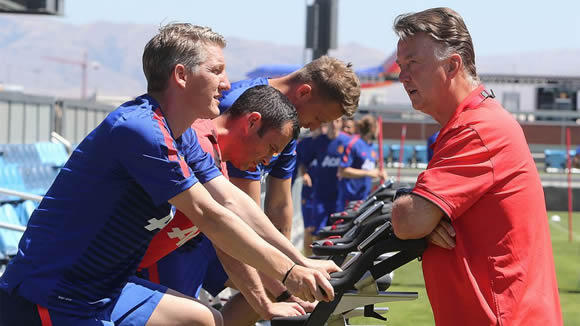 Manchester United's Schweinsteiger close to full fitness after calf injury