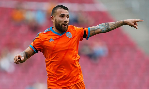 Manchester City hold discussions with Valencia over Nicolas Otamendi