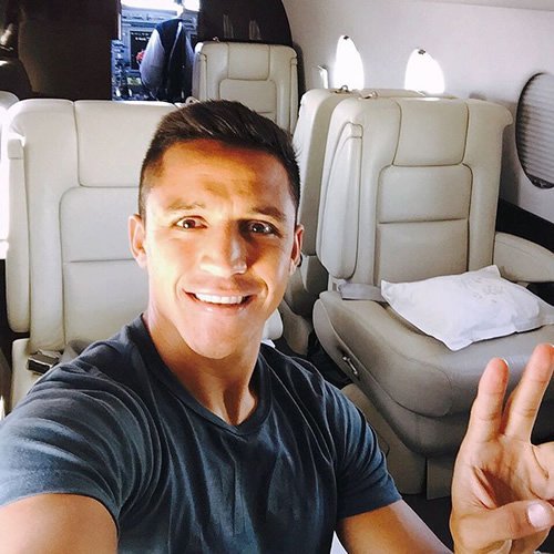 Photo: Arsenal star Alexis Sanchez all smiles in private jet