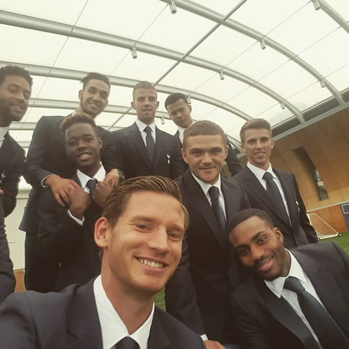 Photo: Vertonghen and Tottenham stars suit up for team snap