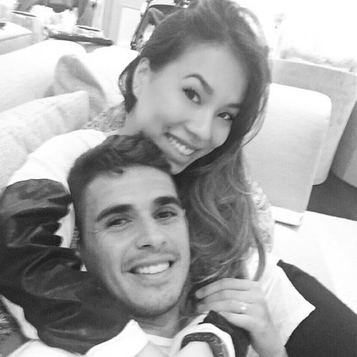 Chelsea star Oscar unwinds with his wife