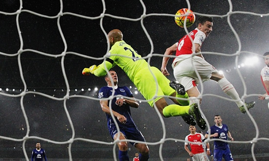 Arsenal 2 - 1 Everton: Arsenal go top of the Premier League with hard-working home victory over Everton