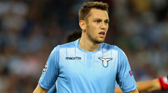 Dutch centre-back Stefan de Vrij will have knee surgery, Lazio confirmed.