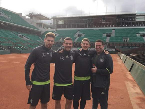 Man Utd’s Bastian Schweinsteiger visits Roland Garros with Arsenal man