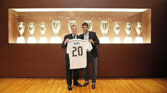 Florentino Perez salutes Raul Gonzalez