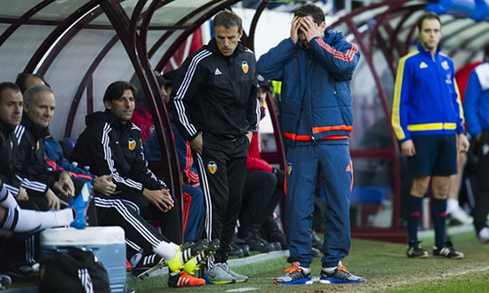 Gary Neville gives Valencia players iPads to get his ideas over