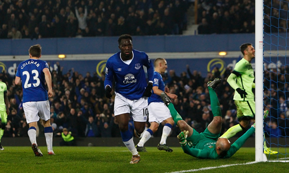 Everton's Romelu Lukaku pounces to leave Manchester City with uphill task