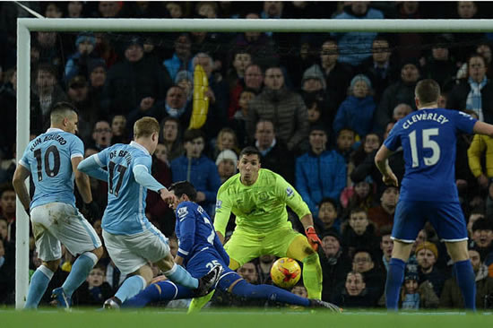 Man City 3 Everton 1 (Agg 4-3): Aguero header sends Pellegrini's men to Wembley