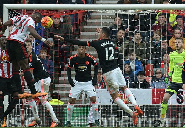 Sunderland 2-1 Manchester United: De Gea's late own goal downs dour Red Devils