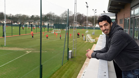 Luis Suarez makes surprise Liverpool visit while on holiday