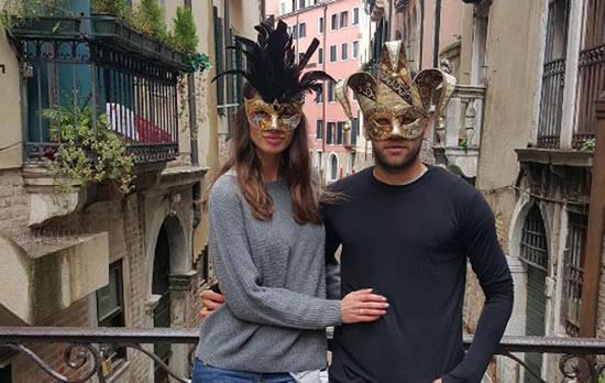 Dani Alves gets lovey-dovey