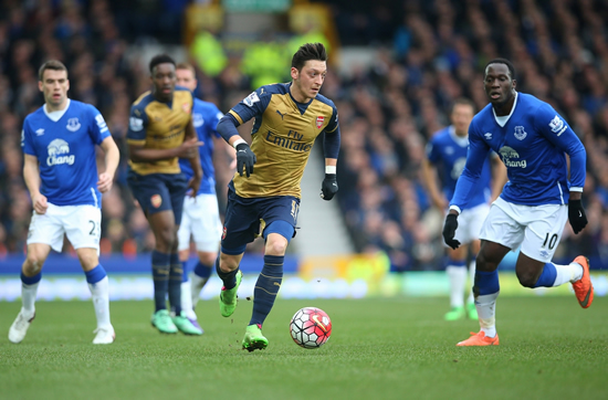Everton 0 - 2 Arsenal: Arsenal breathe life into title hopes with Everton win