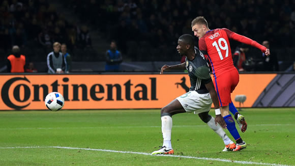 Roy Hodgson gives backing to England captain Wayne Rooney