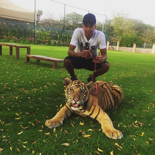 Jesse Lingard makes a new friend in Dubai ahead of Man Utd v Everton