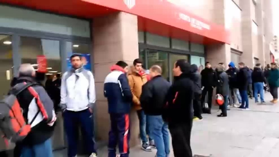 Atletico fans queue for Bayern Munich tickets