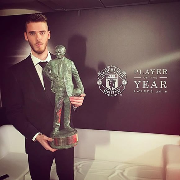 Photo: David De Gea all smiles with record Man Utd award