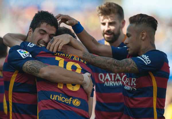 Granada 0-3 Barcelona: Suarez hat-trick clinches Liga title
