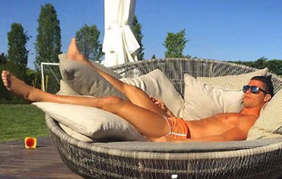 Ronaldo takes it easy before date with destiny