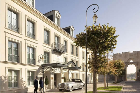Zey zink eet's all leg-ouvre: England footie squad's posh French hotel is next to notorious dogging site
