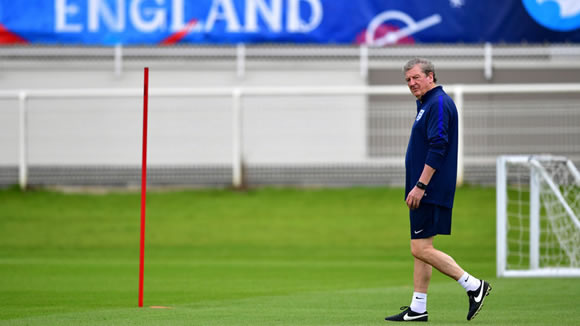 Wayne Rooney wants Roy Hodgson to remain as England boss