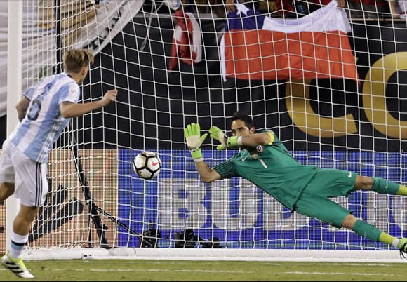 Man City want Bravo to replace Hart