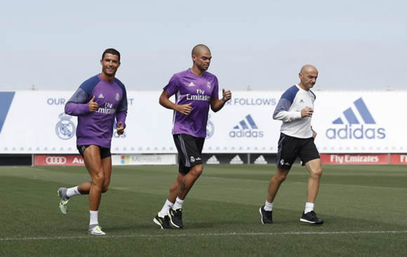 Bale and Kroos train with the team