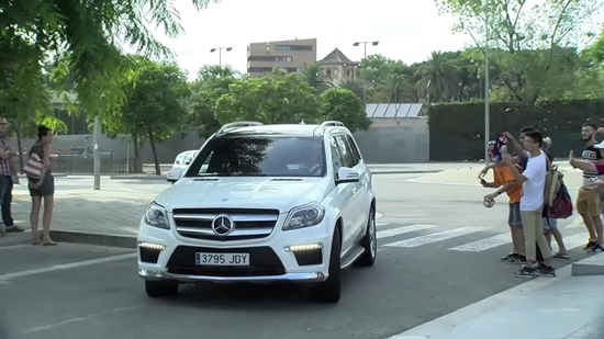 Barcelona fans applaud Bravo's arrival to training