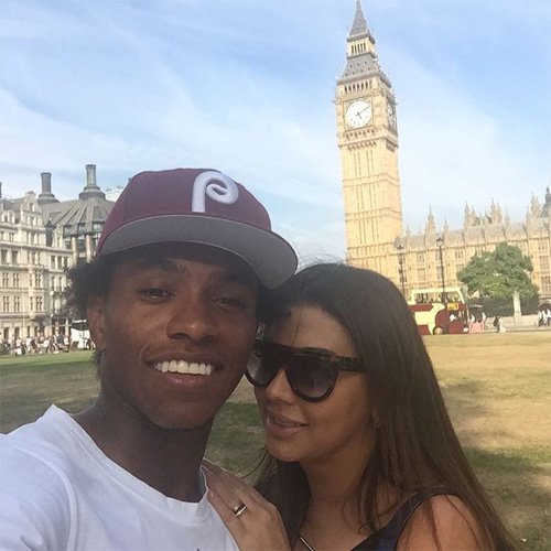 Willian poses with stunning wife in front of London landmark ahead of Watford v Chelsea