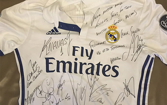 Real Madrid gift F1 driver Sainz autographed jersey