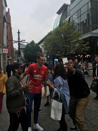 Zlat’s amazing! Zlatan Ibrahimović lookalike spotted in Man United crowd by Rio Ferdinand