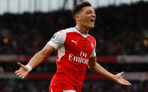 Mesut Ozil must extend Arsenal contract if he wants to be new Dennis Bergkamp, says Arsene Wenger