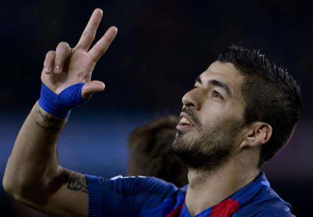 Barcelona 4-1 Espanyol: Suarez at the double as hosts cut gap at top