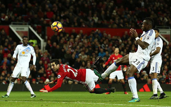 Manchester United v Sunderland: Fury as Black Cats' fans 'steal United's Munich flag'