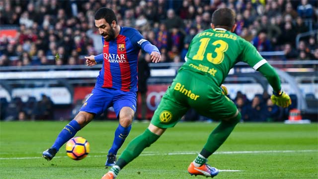 Barcelona 5-0 Las Palmas: Suarez at the double as hosts move up to second