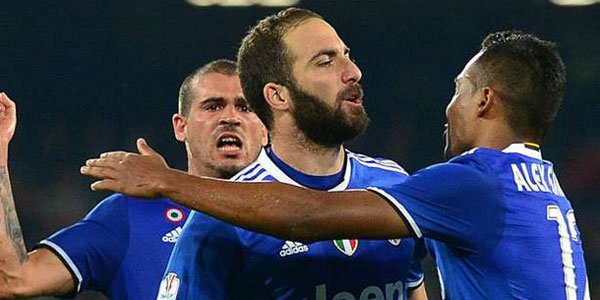 Napoli 3 Juventus 2 (4-5 agg): Higuain double books Coppa final spot