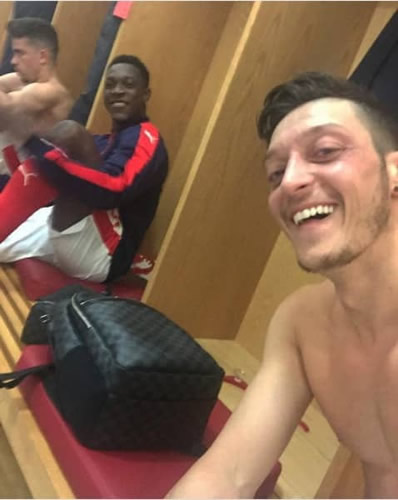Arsenal stars post celebratory dressing room pictures after Man United win
