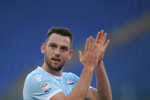 Lazio star Stefan de Vrij considering Barcelona move - report
