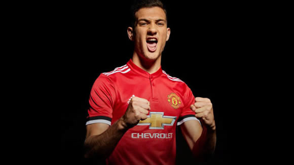 Manchester United make Diogo Dalot their second summer signing