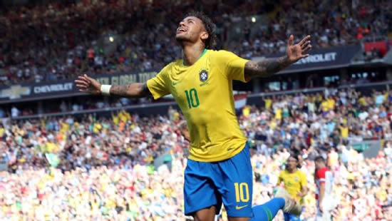 Manchester United's Fred hurt in Brazil training; Neymar set to start