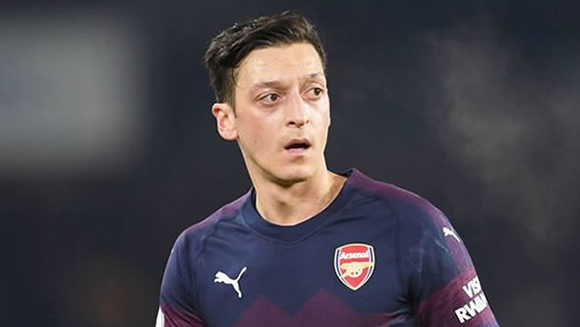 Mesut Ozil's agent fires message to Unai Emery amid exit claims