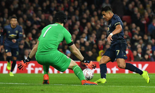 Arsenal 1 Manchester United 3: Sanchez helps down old club as Solskjaer streak continues