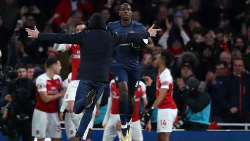 Man arrested after Arsenal vs. Manchester United pitch invasion