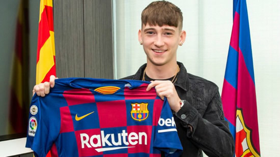 Barcelona complete the signing of English prospect Louie Barry