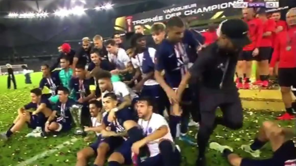 Mbappe appears to shove Neymar out of PSG team photo amid reports he still wants to leave