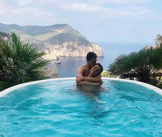 De Jong and his girlfriend's passionate pool photo