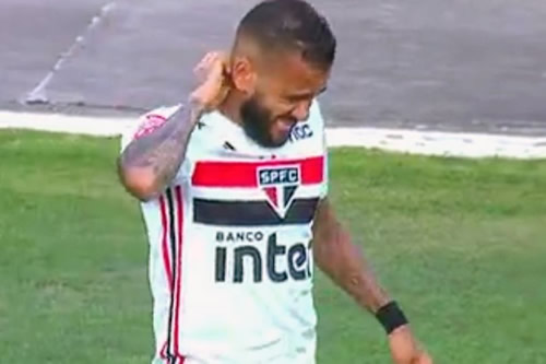 Brazil legend Dani Alves attacked by swarm of bees during Sao Paulo match