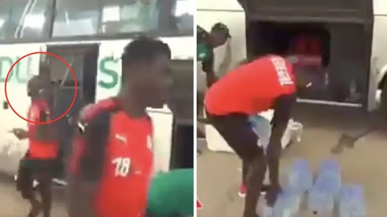 Sadio Mane Helps Kitman Carry Equipment Off Senegal Team Bus
